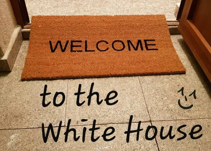 The White House 招待所 索菲亞