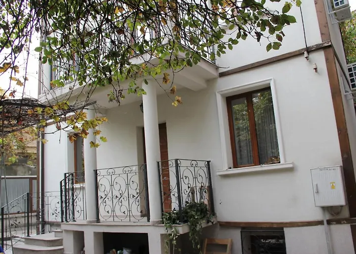 The White House 招待所 *